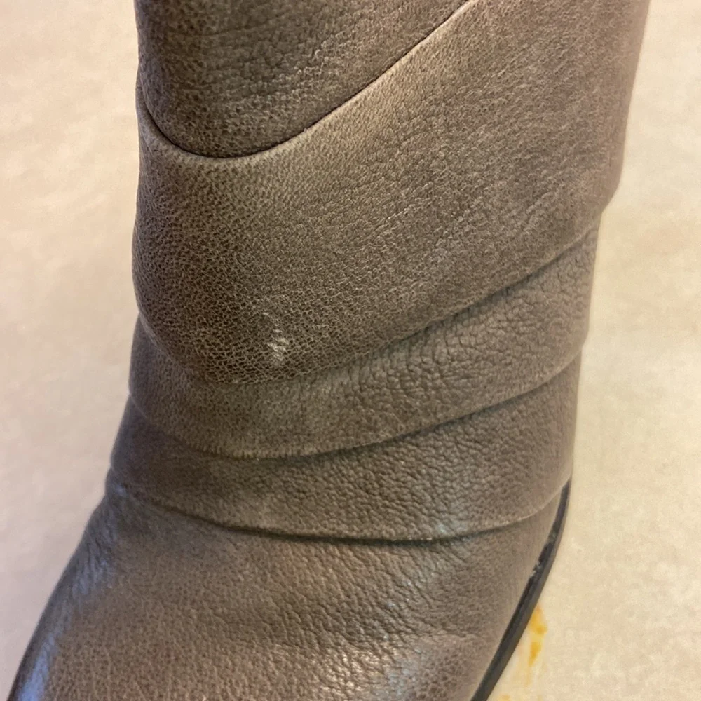 Vince Camuto Belta Stacked Heel Leather Bootie Rounded Toe Pebbled & Ple…